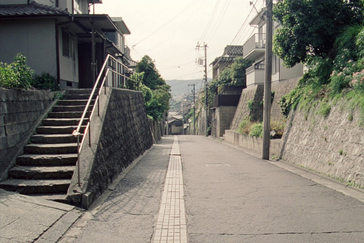 石積みの擁壁と階段が続く東京の坂道。新宿区は坂が多く、がけ地補正の対象になる土地がある