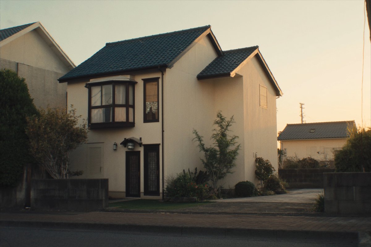 夕暮れの日本の一戸建て住宅。二次相続では母親名義の実家の扱いが焦点になる