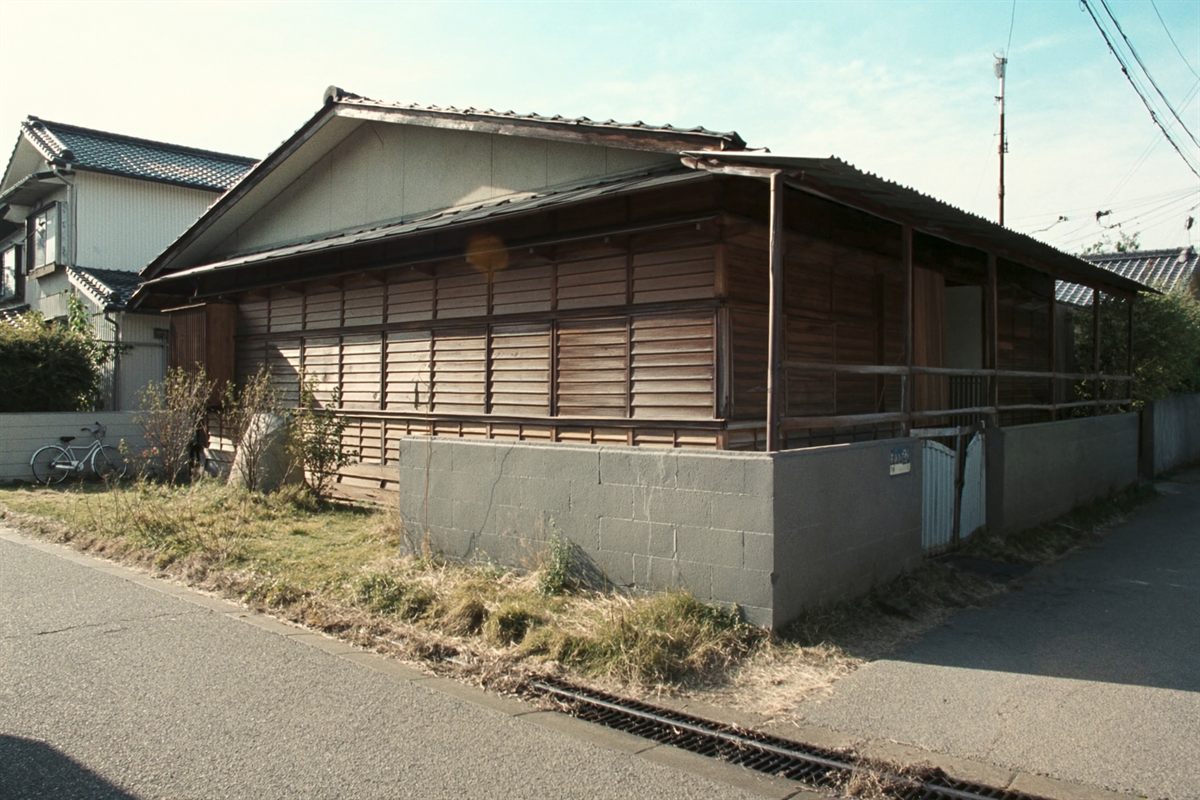 雨戸を閉めた古い一戸建てが建つ角地。東京の空き家は解体前に道路と接道の確認が必要